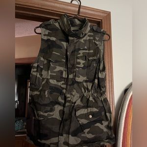 Love Tree Women’s Camo Snap Button Cinchable Waist Collar Multi Pocket Vest